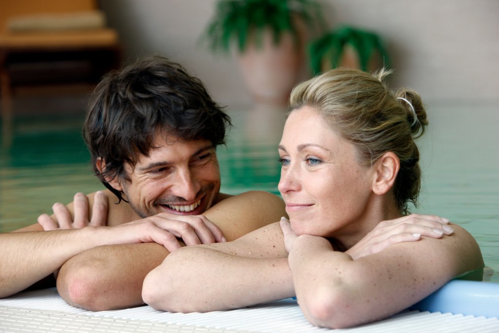 Entspanntes Paar am Pool, © Jochen Tack, Hotel Bernstein Entspanntes Paar am Pool, © Jochen Tack, Hotel Bernstein