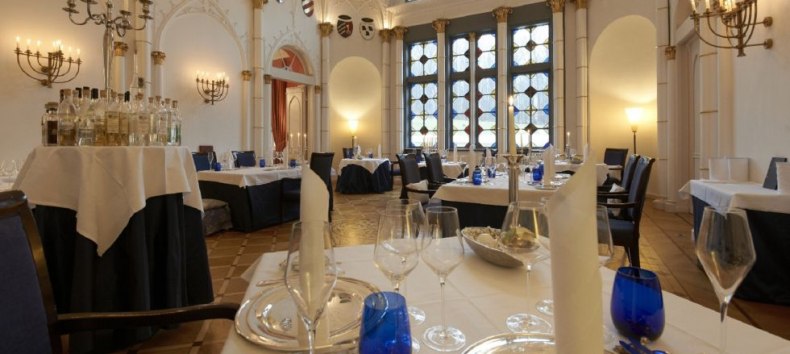 Kulinarische Hochgen&uuml;sse - Gourmetrestaurant im Wappensaal des Schlosshotels Burg Schlitz // &copy; Schlosshotel Burg Schlitz/Petra St&uuml;ning Photografie