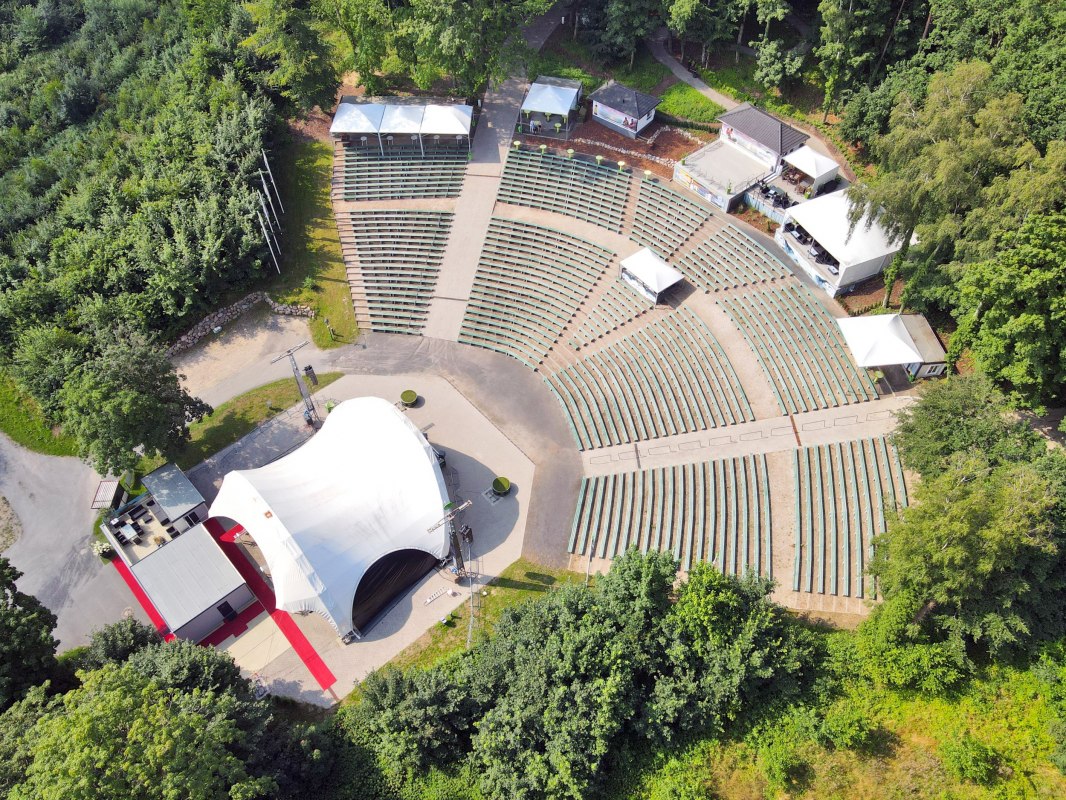 Event-Location mit Kapazität für über 5.000 Besucher: die Waldbühne Rügen // © Waldbühne Rügen GmbH& Co.KG Event-Location mit Kapazität für über 5.000 Besucher: die Waldbühne Rügen // © Waldbühne Rügen GmbH& Co.KG