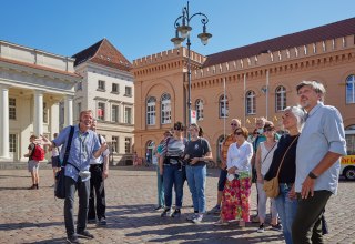 Stadtf&uuml;hrer mit einer G&auml;stegruppe auf dem Schweriner Markt vorm Rathaus. // &copy; Oliver Borchert