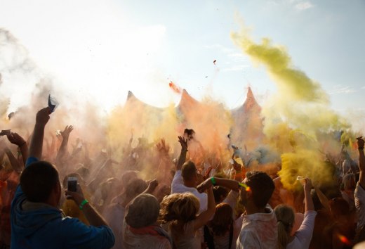 Das aus Indien stammende Holi Festival mit bunten Farben in Rostock. // © MV-T/Manthey Das aus Indien stammende Holi Festival mit bunten Farben in Rostock. // © MV-T/Manthey