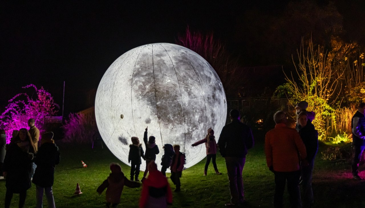 Leuchtender Mond im Kl&uuml;tzer Stadtgarten, &copy; Helmut Strau&szlig;