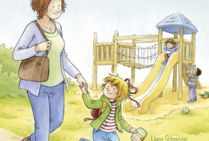 Conni und ihre Mutter gehen zusammen zum Kindergarten. Sonni hält ihre Hand. Im Hintergrund sind Kinder auf einem Klettergerüst abgebildet. // © Stadtbibliothek Stralsund Conni und ihre Mutter gehen zusammen zum Kindergarten. Sonni hält ihre Hand. Im Hintergrund sind Kinder auf einem Klettergerüst abgebildet. // © Stadtbibliothek Stralsund