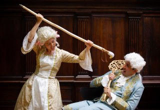 Yuri Mizobuchi als Vespetta und Stephen Barchi als Pimpinone in Georg Philipp Telemanns komischer Oper „Pimpinone oder Die ungleiche Heirat“. // © Musik in Brandenburgischen Schlössern e.V. Yuri Mizobuchi als Vespetta und Stephen Barchi als Pimpinone in Georg Philipp Telemanns komischer Oper „Pimpinone oder Die ungleiche Heirat“. // © Musik in Brandenburgischen Schlössern e.V.