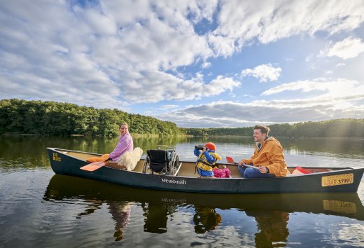 Eine Kanutour auf dem Mirower See bietet Abenteuer und gleichzeitig Ruhe // &copy; DZT/Wegener