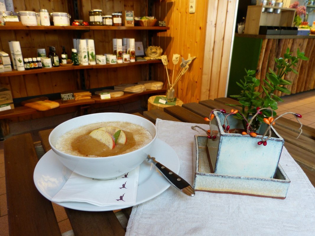 F&uuml;r Diejenigen, die einmal keinen Appetit auf Wild haben, erweiterten wir unsere kleine Imbisspalette um vegetarische und s&uuml;&szlig;e Alternativen. Ebenso finden Sie Kaffee, Kuchen und Geb&auml;ck. // &copy; Waldservice und Energie GmbH
