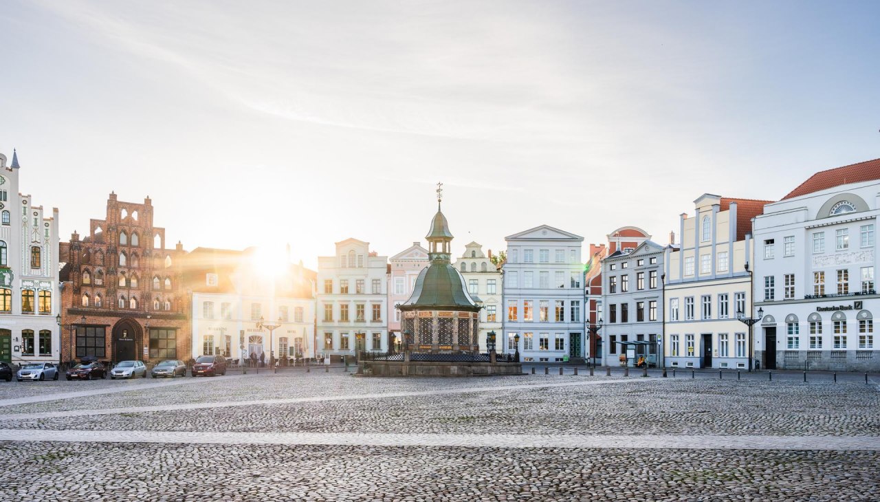 Marktplatz mit Wasserkunst in der Hansestadt Wismar zum Sonnenaufgang, © TMV/Gross Marktplatz mit Wasserkunst in der Hansestadt Wismar zum Sonnenaufgang, © TMV/Gross