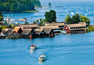 Eingebettet in einer wunderschönen Wald-und Seenlandschaft erscheint die Röbeler Bucht mit ihren kleinen Fischerhäuschen und Segelbooten // © MV-T/Kuhnle Tours Eingebettet in einer wunderschönen Wald-und Seenlandschaft erscheint die Röbeler Bucht mit ihren kleinen Fischerhäuschen und Segelbooten // © MV-T/Kuhnle Tours