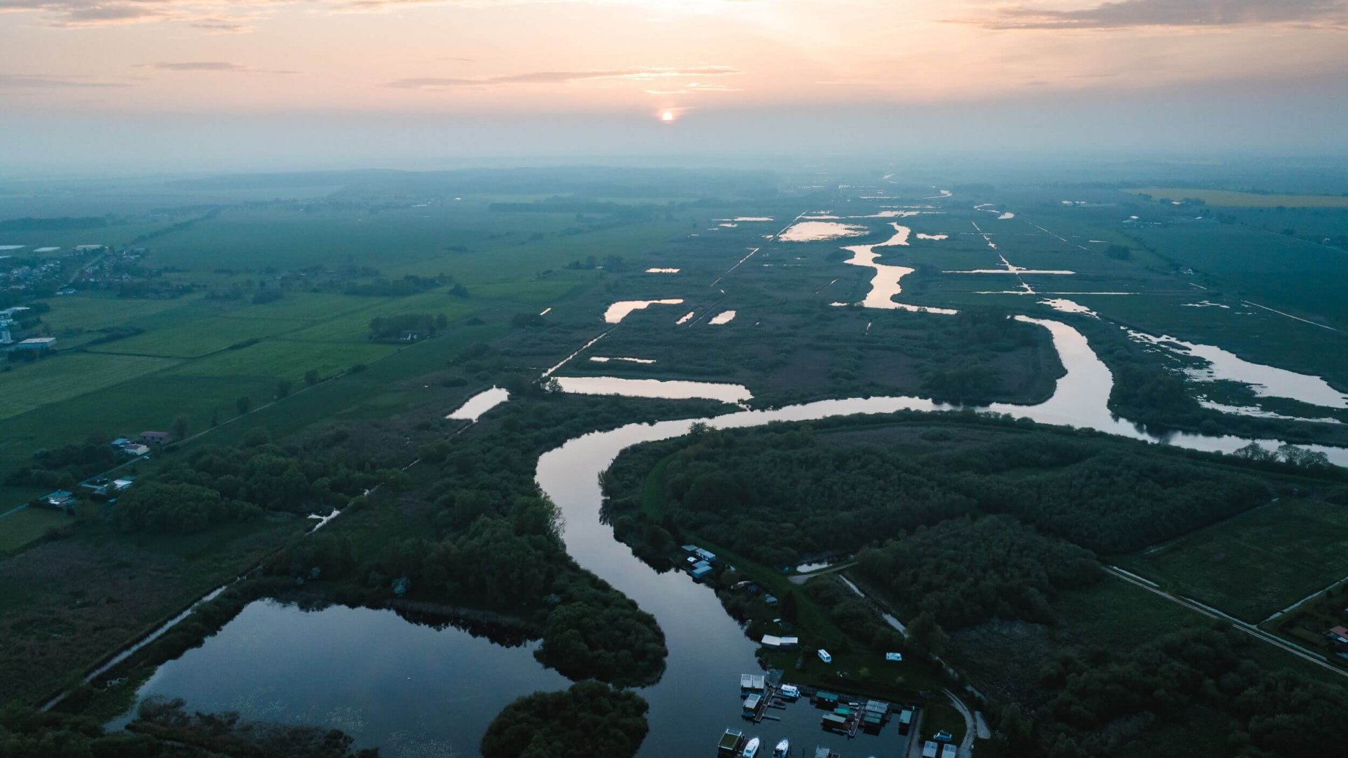 Luchtfoto van de haven van Demmin en de rivier de Peene