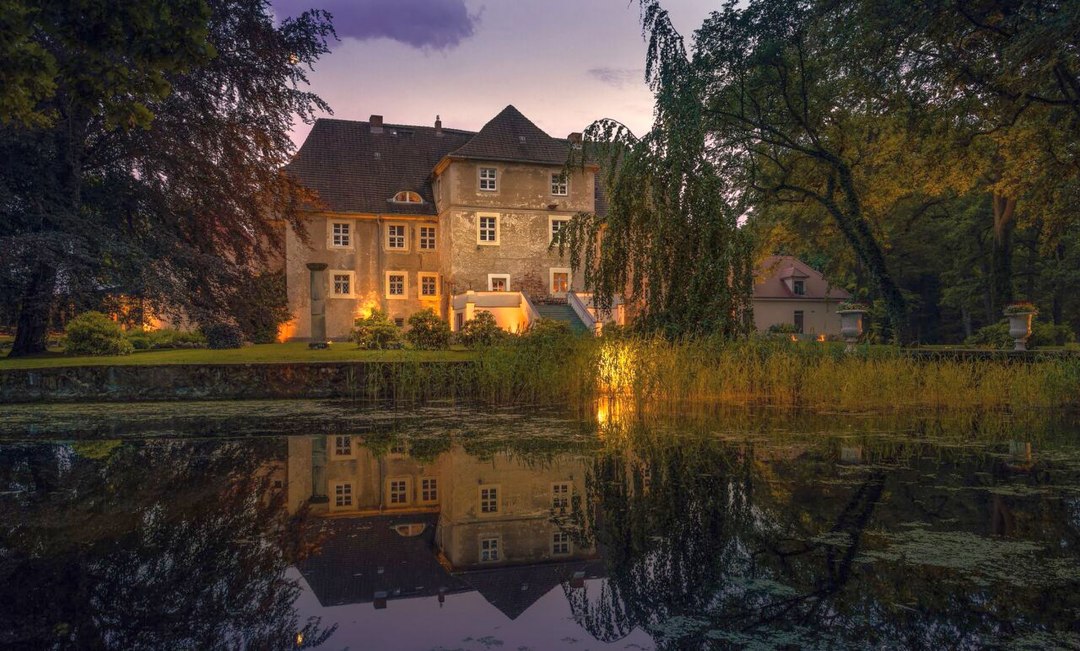 Wasserschloss Mellenthin in der D&auml;mmerung, &copy; Wasserschloss Mellenthin