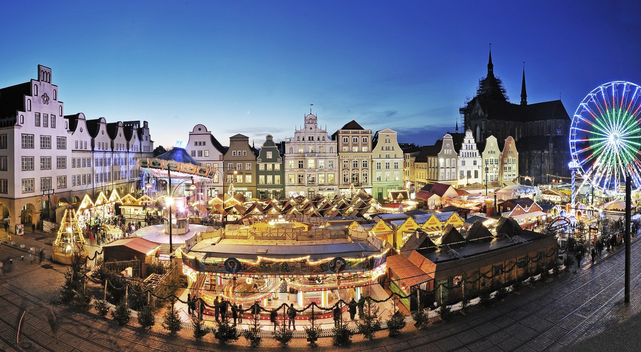 Weihnachtsmarktstimmung auf dem Neuen Markt in Rostock // © Großmarkt Rostock GmbH/Th. Ulrich Weihnachtsmarktstimmung auf dem Neuen Markt in Rostock // © Großmarkt Rostock GmbH/Th. Ulrich