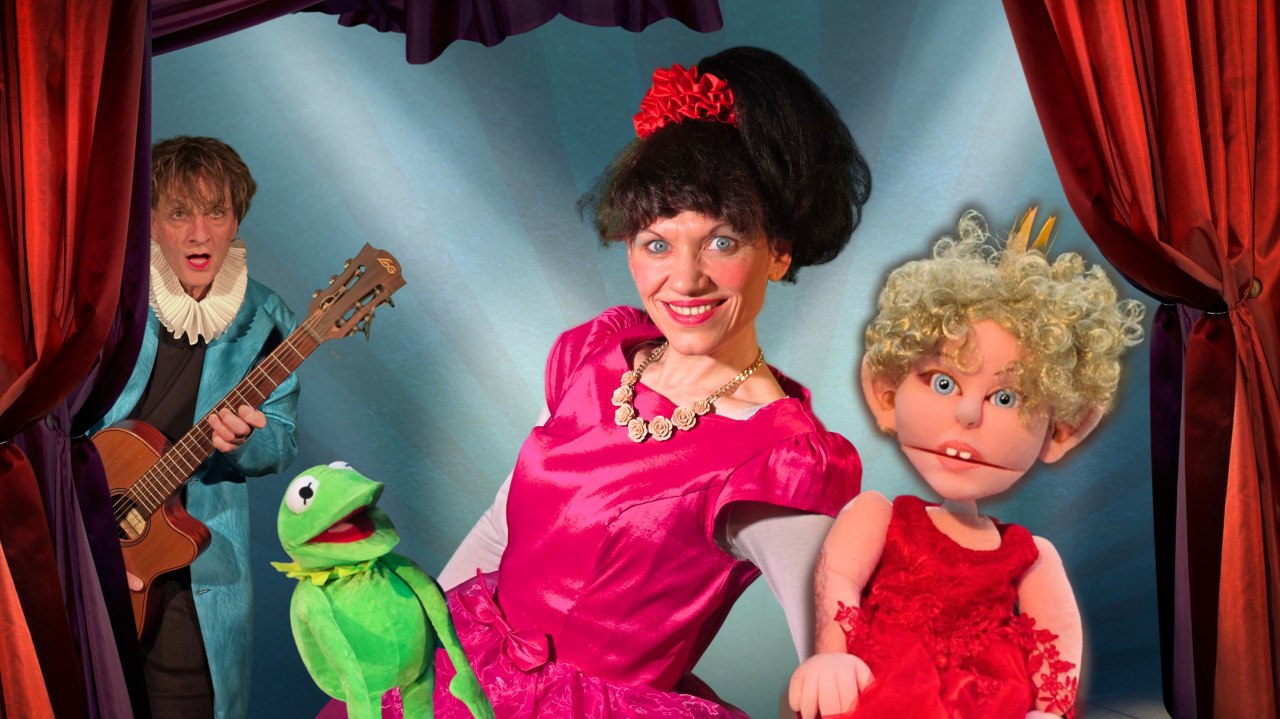 Die Puppenspieler halten die Prinzessin und einen Frosch in der Hand. // &copy; Theater Phoebus