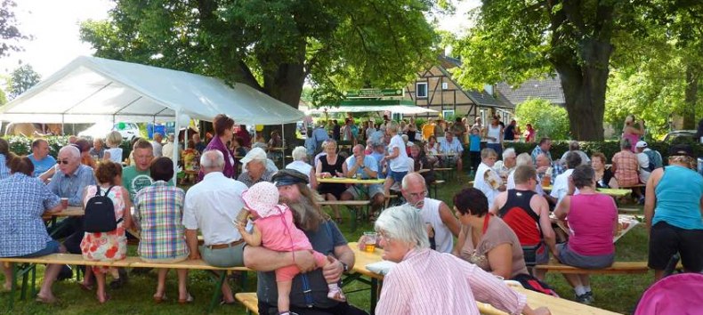 Kaffee und Kuchen im großen schattigen Kirchgarten // © Horst fechner Kaffee und Kuchen im großen schattigen Kirchgarten // © Horst fechner