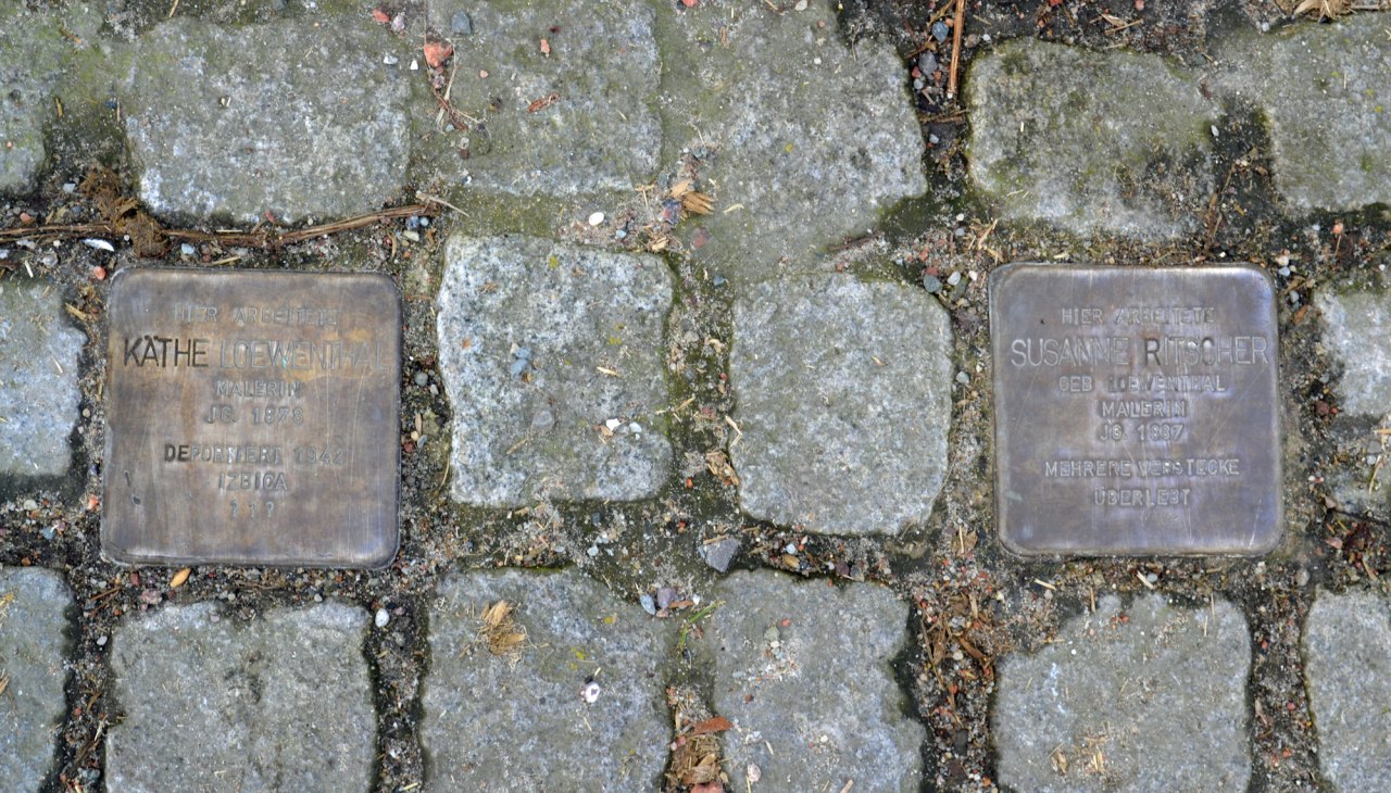 Stolpersteine van Käthe Loewenthal en Susanne Ritscher, © Hiddenseer Hafen- und Kurbetrieb Stolpersteine van Käthe Loewenthal en Susanne Ritscher, © Hiddenseer Hafen- und Kurbetrieb