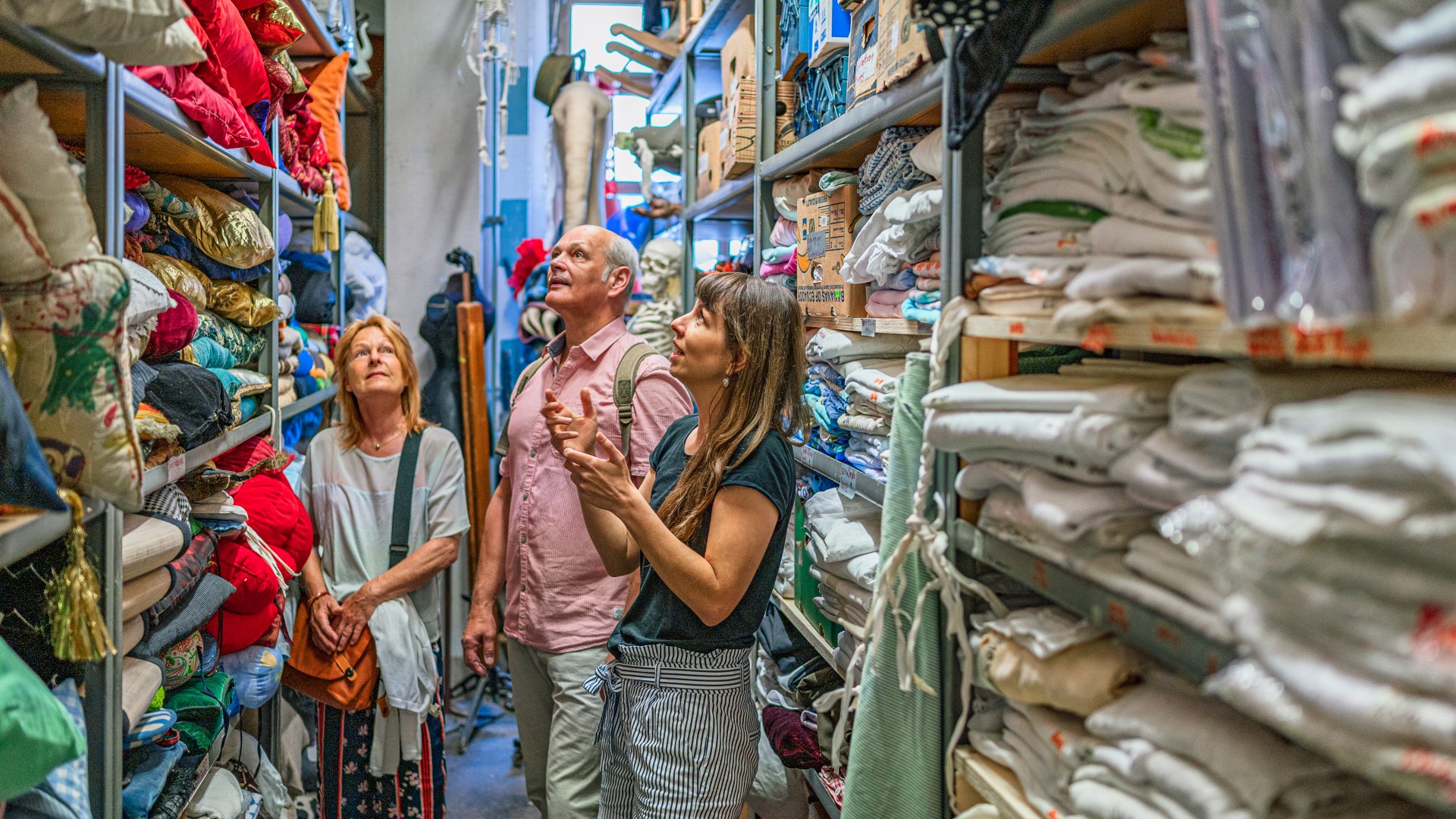 Theaterdocent Tina Koball kan een verhaal vertellen over veel van de rekwisieten. // &copy; MV-T/Tiemann