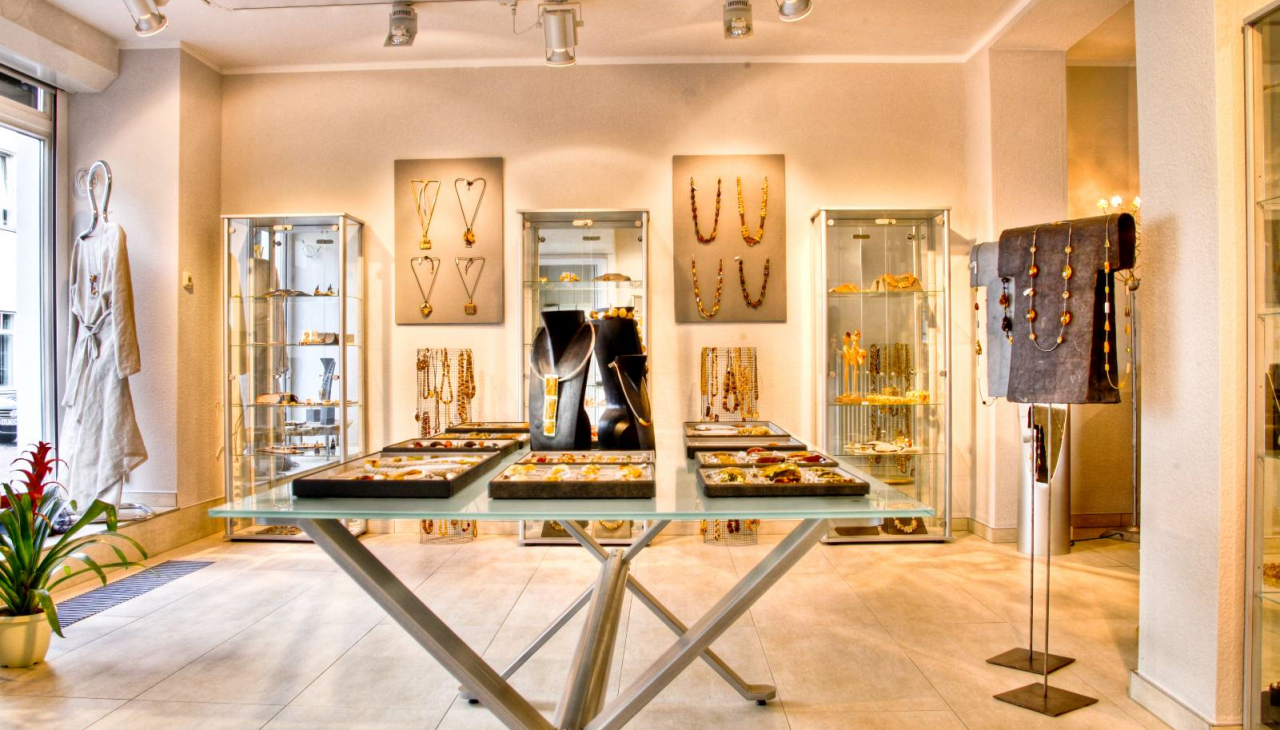 De galerie presenteert sieraden en sculpturen gemaakt van barnsteen., &copy; Uta Erischson