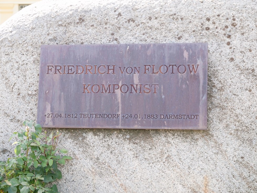 Gedenkinschrift auf dem Stein vor dem Gutshaus. // © Frank Burger Gedenkinschrift auf dem Stein vor dem Gutshaus. // © Frank Burger