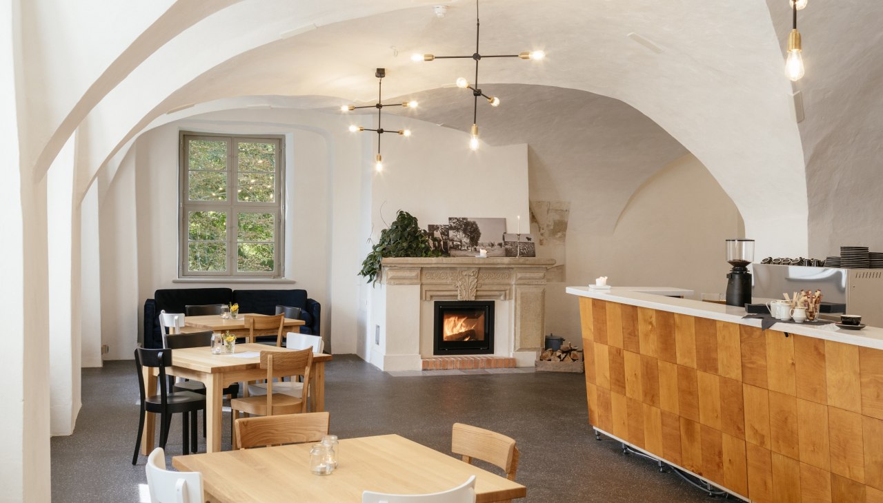 Toeristisch basisstation, caf&eacute;, bar op de begane grond van de waterburcht van Quilow, &copy; Wasserschloss Quilow/Philipp Meuser