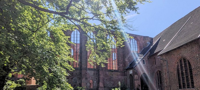 Johannisklsiter im Sonnenschein und Rosengarten im Vordergrund.
Anfang Mai // &copy; HANSESTADT Stralsund