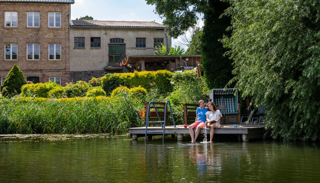 Landurlaub in der Mecklenburgischen Seenplatte: In der Natur ausspannen &ndash; das Haus am Gadowsee in Comthurey hat sogar einen eigenen Badesteg. // &copy; MV-T/Tiemann