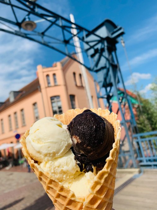 Eis in der Waffel to go, &copy; Nadine Rupp