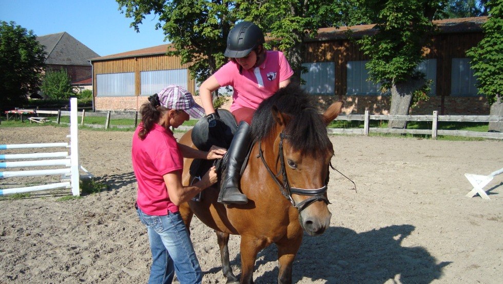 Tijdens de therapeutische ontmoeting met het paard ervaren kinderen en volwassenen met een beperking de nabijheid van het paard., © Reit- und Fahrverein Obermützkow e.V. Tijdens de therapeutische ontmoeting met het paard ervaren kinderen en volwassenen met een beperking de nabijheid van het paard., © Reit- und Fahrverein Obermützkow e.V.