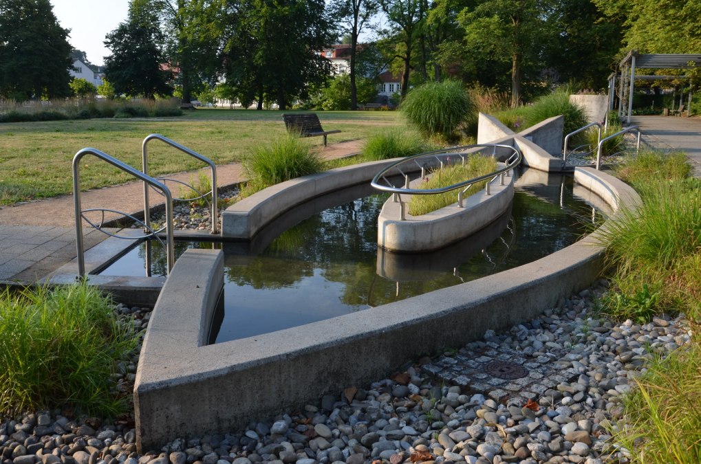 In das Kneippband fügen sich das Armkneippbecken, Beinkneippbecken und der Barfußpfad, © Kurverwaltung Feldberger Seenlandschaft In das Kneippband fügen sich das Armkneippbecken, Beinkneippbecken und der Barfußpfad, © Kurverwaltung Feldberger Seenlandschaft