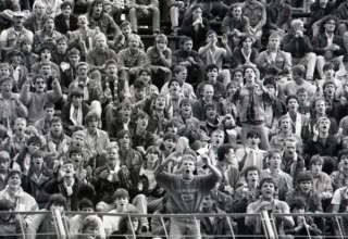 Fu&szlig;ballfans im Stadion // &copy; BARCH/ Stasi-Unterlagen-Archiv