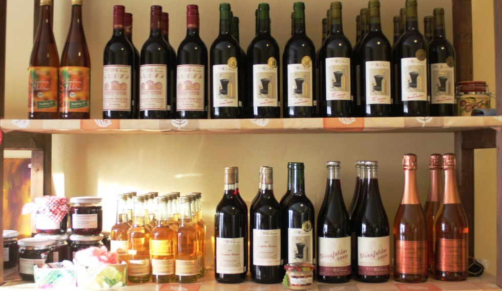 Im Hofladen werdeneigene und regionale Produkte verkauft // © Hof-Laden Nr. 23 und Lese-Café Im Hofladen werdeneigene und regionale Produkte verkauft // © Hof-Laden Nr. 23 und Lese-Café