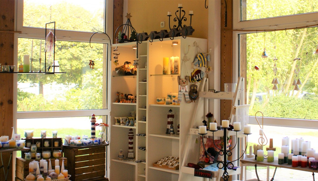 Wachswerkstatt mit Kerzen und Kunstwerken regionaler Handwerker, © Ferienpark Seehof