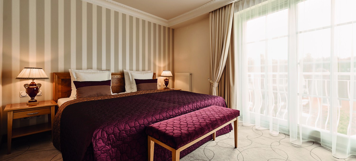 &copy; DSR Hotel Holding GmbH