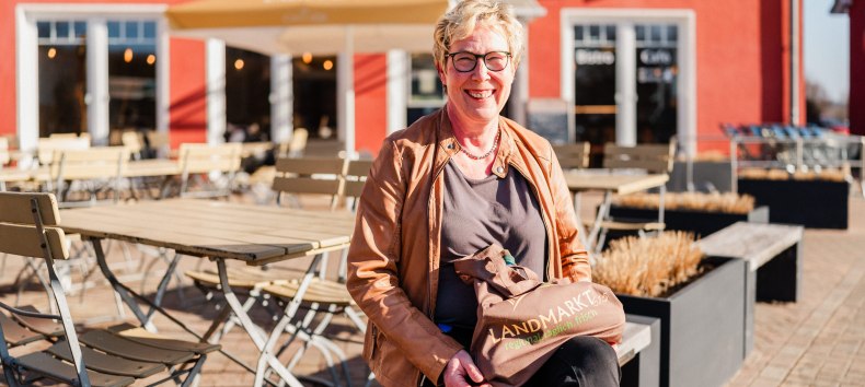 Sandra Loll auf der Terrasse Ihres liebevoll geführten Landmarkt615, © Sandra Loll Sandra Loll auf der Terrasse Ihres liebevoll geführten Landmarkt615, © Sandra Loll