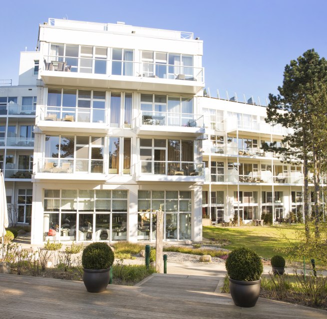 Alle Zimmer bieten mit gro&szlig;en Fenstern einen Ausblick auf die knorrigen Kiefern oder die D&uuml;nenlandschaft mit der Ostsee // &copy; Strandhotel Fischland