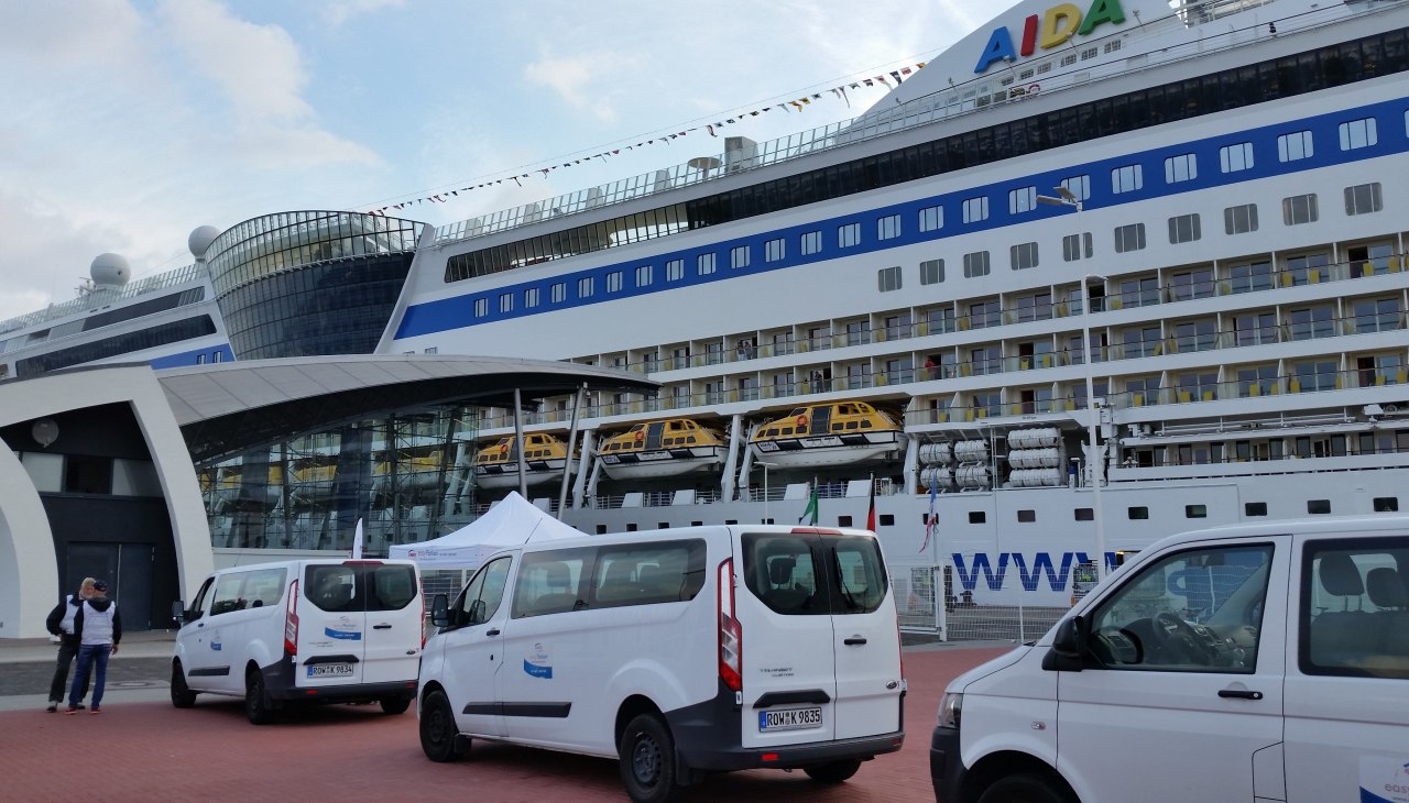 Nach der wohlverdienten Kreuzfahrt warten wir bereits am Terminal und bringen Sie zurück zum Parkgelände, © easy Parken Nach der wohlverdienten Kreuzfahrt warten wir bereits am Terminal und bringen Sie zurück zum Parkgelände, © easy Parken