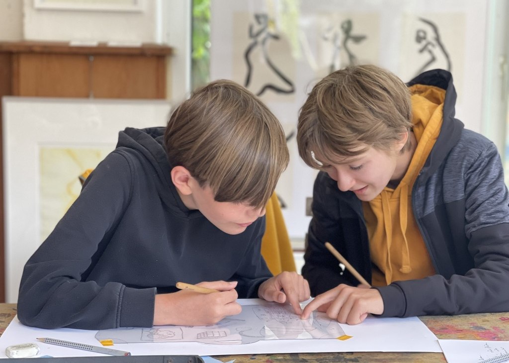 Zwei Kinder erarbeiten gemeinsam eine Kaltnadelradierung., &copy; Ute Laux