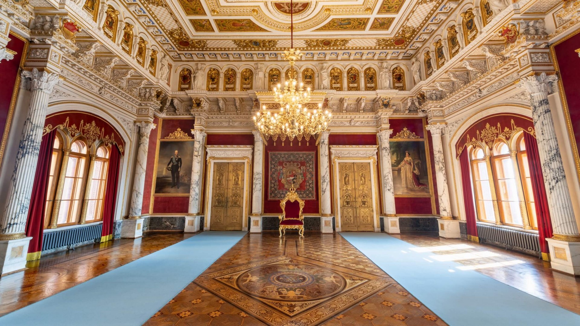 Jonge, knappe "vuurspuwers" werden aangenomen om de troonzaal te verwarmen - dit is de troonzaal, prachtig versierd met een troonstoel en een grote kroonluchter.