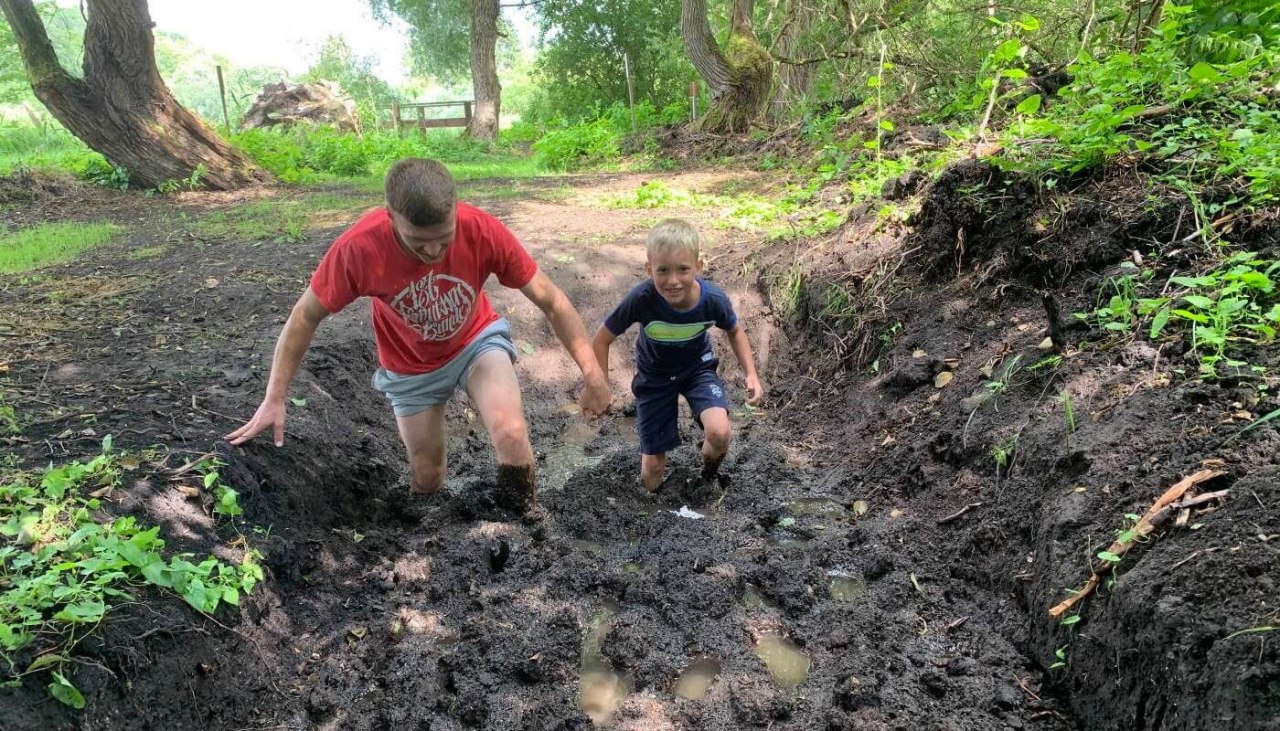Familie in het veenbad in de BarefootPfa in Plau am See // &copy; Kletterpark Plau am See