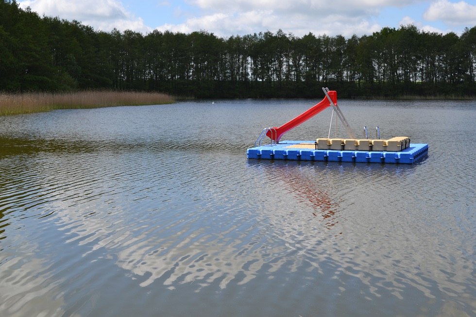 Auf dem See befindet sich eine Schwimmplattform mit Rutsche. // &copy; Lutz Werner