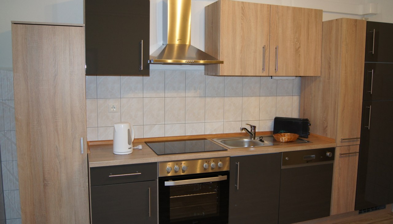 Unsere K&uuml;che bietet neben Herd und K&uuml;hlschrank auch eine Sp&uuml;hlmaschine, &copy; A. Prager