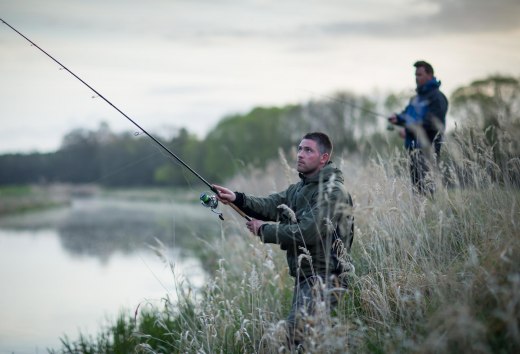 Een rustige herfstochtend bij de rivier - het perfecte moment om je lijn uit te gooien en volop van de natuur te genieten. // &copy; MV-T/Laeufer