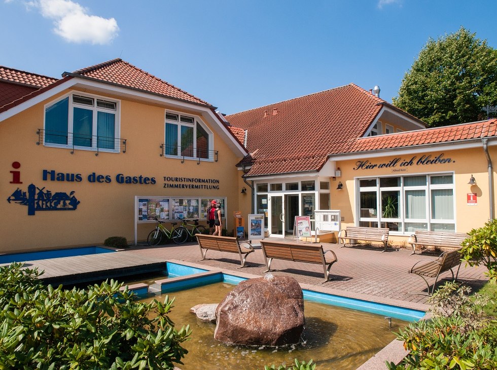 Das Gebäude der Tourismus- und Kur GmbH Graal-Müritz einschließlich Hof davor., © Frank Burger Das Gebäude der Tourismus- und Kur GmbH Graal-Müritz einschließlich Hof davor., © Frank Burger