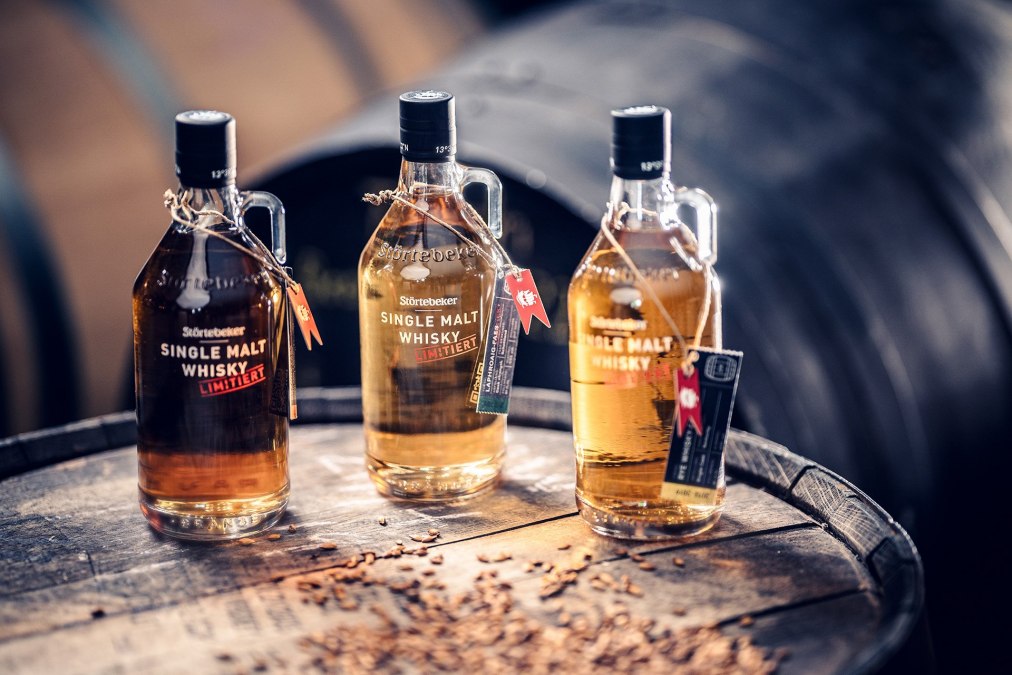 Naast de klassieke editie kunnen bezoekers een reeks limited edition whisky's en andere sterke dranken ontdekken en proeven., © Störtebeker Brennerei GmbH Naast de klassieke editie kunnen bezoekers een reeks limited edition whisky's en andere sterke dranken ontdekken en proeven., © Störtebeker Brennerei GmbH
