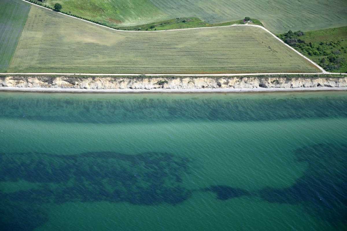 Hohes Ufer aus der Vogelperspektive mit Blick auf den Bakelberg, © FALCON CREST AIR Hohes Ufer aus der Vogelperspektive mit Blick auf den Bakelberg, © FALCON CREST AIR