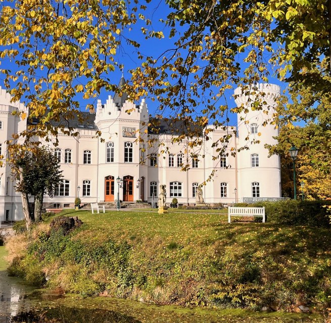 Schloss Schlemmin Frontansicht Herbst // &copy; Schloss Schlemmin