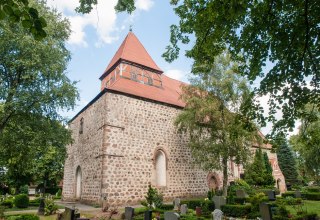 Dorfkirche Sanitz mit Friedhof // © Frank Burger Dorfkirche Sanitz mit Friedhof // © Frank Burger