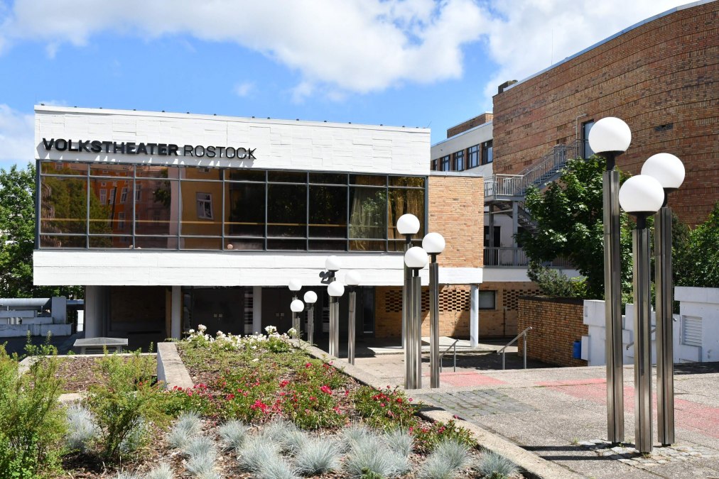Vorplatz und Haupteingang, &copy; Volkstheater Rostock/Dorit G&auml;tjen