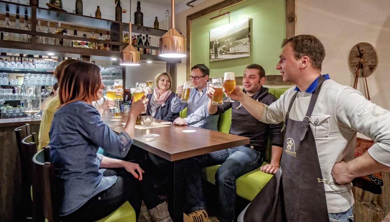 Zufriedene Gäste sind der Lohn des Brauers., © Darßer BRAUHAUS Zufriedene Gäste sind der Lohn des Brauers., © Darßer BRAUHAUS