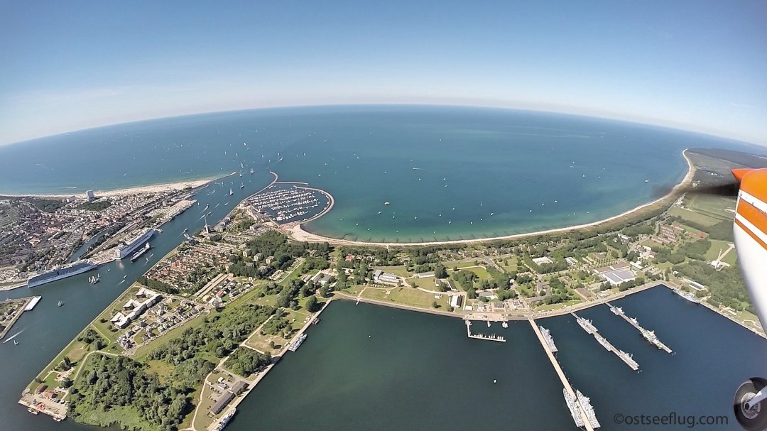 Hafeneinfahrt und Strand von Rostock-Warnemünde aus der Vogelperspektive während der Hanse-Sail, © ostseeflug.com