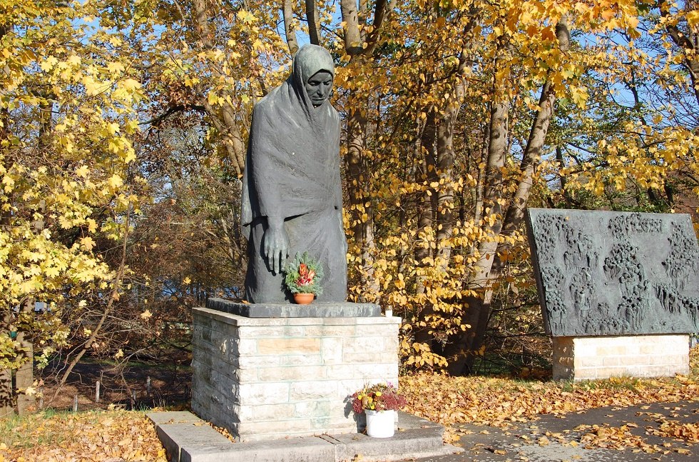 Het monument staat op de plek waar in 1945 de dodenmars van de concentratiekampgevangenen eindigde. // © Gabriele Skorupski Het monument staat op de plek waar in 1945 de dodenmars van de concentratiekampgevangenen eindigde. // © Gabriele Skorupski