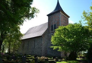 Die Feldsteinkirche Kölzow gehört zu den ältesten Kirchen in Mecklenburg-Vorpommern., © Lutz Werner